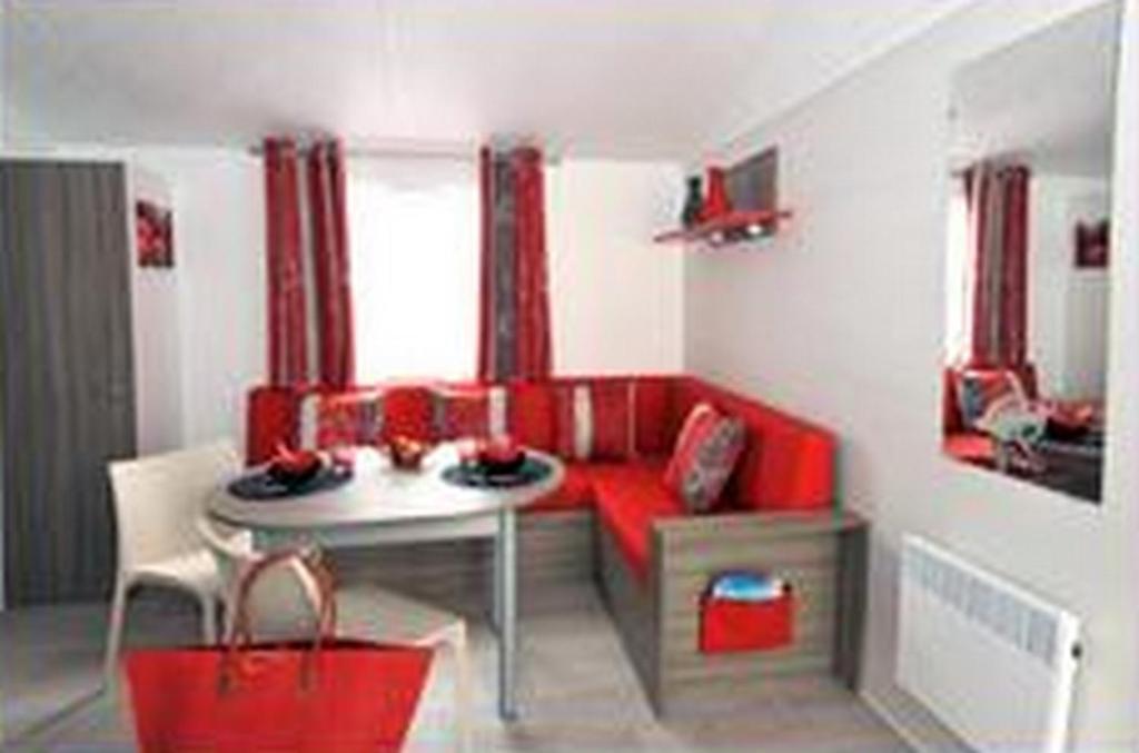Camping Au Bord De L'Aisne Guignicourt Ruang foto